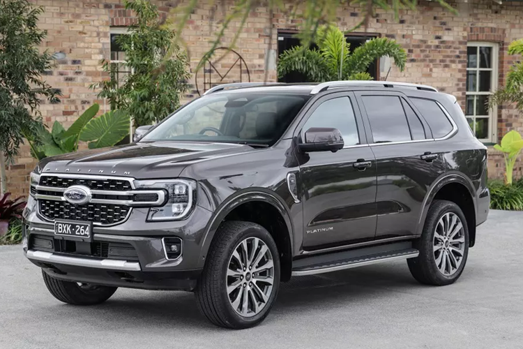 Bên trong xe, Ford Everest Platinum sở hữu ghế khâu quả trám dành riêng cho phiên bản này. Bên cạnh đó là logo "Platinum" trên lưng ghế trước và hệ thống âm thanh Bang &amp; Olufsen 12 loa cao cấp.