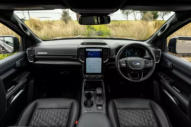 Khi về Việt Nam, Ford Everest Platinum dự kiến sẽ tiếp tục dùng động cơ diesel 4 xi-lanh, tăng áp kép, dung tích 2.0L như Everest Titanium+ và Ranger Wildtrak. Động cơ này cũng đi với hộp số tự động 10 cấp và hệ dẫn động 4 bánh.