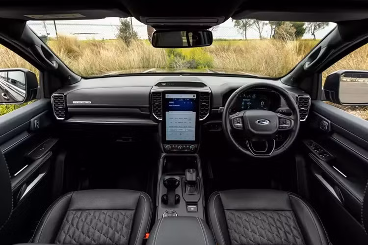 Khi về Việt Nam, Ford Everest Platinum dự kiến sẽ tiếp tục dùng động cơ diesel 4 xi-lanh, tăng áp kép, dung tích 2.0L như Everest Titanium+ và Ranger Wildtrak. Động cơ này cũng đi với hộp số tự động 10 cấp và hệ dẫn động 4 bánh.