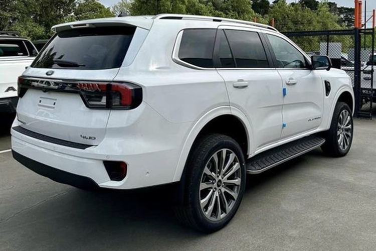Trang bị an toàn của Ford Everest Platinum đương nhiên cũng đầy đủ với camera 360 độ, hệ thống hỗ trợ đỗ xe tự động và cảnh báo áp suất lốp. Việc có thêm phiên bản Platinum mới sẽ tăng sức hút cho dòng xe Ford Everest ở Việt Nam. Hiện dòng SUV hạng trung này có 5 phiên bản và giá bán dao động từ 1,099 - 1,499 tỷ đồng.