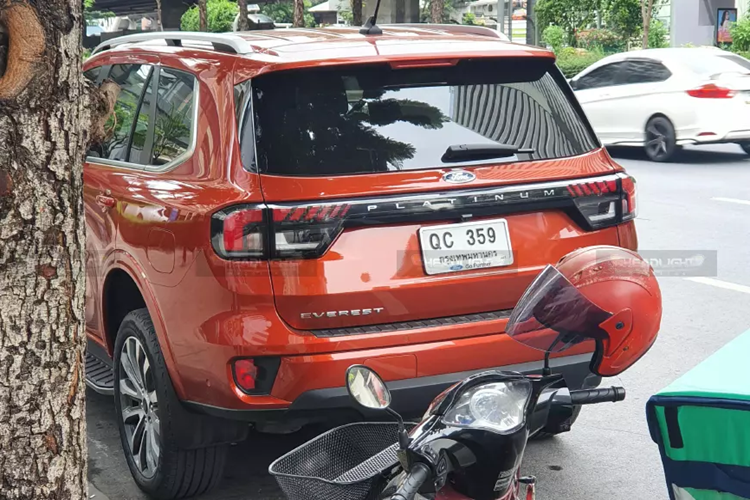 Tương tự các phiên bản còn lại của dòng xe SUV Ford Everest 2024, bản Platinum tại Việt Nam cũng được nhập khẩu nguyên chiếc từ Thái Lan. Tuy nhiên, theo một số nguồn tin, Ford Everest Platinum tại Việt Nam sẽ không dùng động cơ V6 như xe ở các thị trường khác.