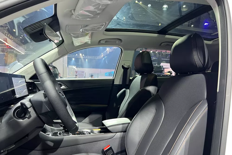 Bên cạnh động cơ mới, MG HS 2025 còn được nâng cấp về mặt kích thước, thiết kế và trang bị. Theo đó, mẫu xe này sở hữu chiều dài dao động từ 4.655 - 4.670 mm, tùy phiên bản, chiều rộng 1.890 mm và chiều dài cơ sở 2.765 mm. So với phiên bản cũ, chiều dài cơ sở của xe đã tăng 45 mm.