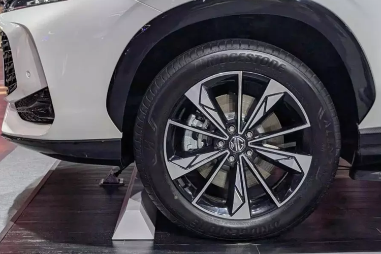 Khi kết hợp cả động cơ xăng và pin, xe có thể chạy hết quãng đường 1.065 km. Pin của xe có thể sạc bằng động cơ hoặc bằng bộ sạc chậm AC 7 kW với thời gian sạc đầy pin trong 4,5 giờ