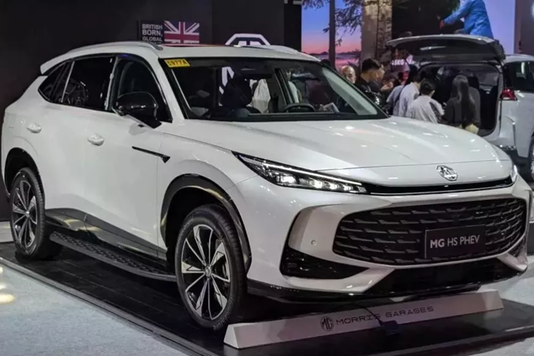 Chiếc MG HS 2025 xuất hiện tại triển lãm này thuộc phiên bản plug-in hybrid (PHEV). "Trái tim" của MG HS PHEV là hệ truyền động plug-in hybrid bao gồm máy xăng 4 xi-lanh, dung tích 1.5L, cho công suất tối đa 141 mã lực. Động cơ này kết hợp với mô-tơ điện mạnh 207 mã lực, mang đến tổng công suất 322 mã lực và mô-men xoắn cực đại 570 Nm.