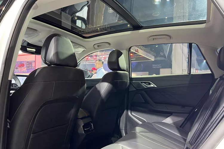 Tuy hãng MG không trực tiếp xác nhận nhưng HS mới rõ ràng được phát triển dựa trên mẫu xe Roewe RX5 thế hệ thứ 3 hiện đang bán ở thị trường Trung Quốc. Có thể thấy sự tương đồng về mặt thiết kế giữa 2 mẫu xe này như khu vực bên sườn, hệ thống đèn trước/sau và vành la-zăng 19 inch.