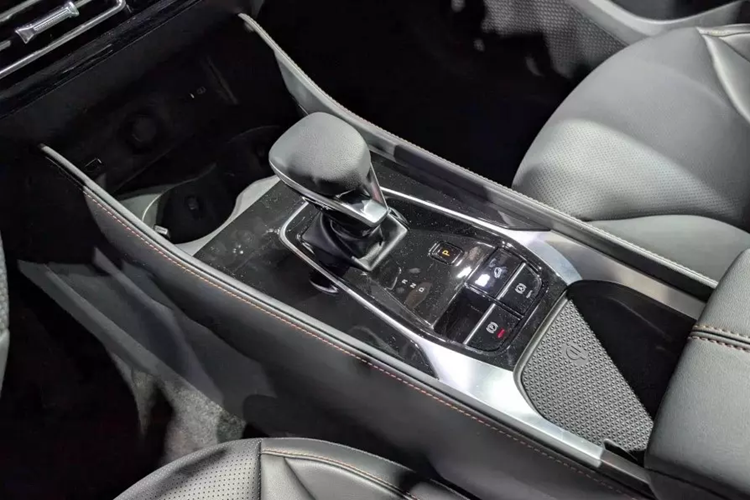 Mẫu xe này được trang bị nội thất 2 hàng ghế với 5 chỗ ngồi như trước và khoang hành lý có thể tích tiêu chuẩn 507 lít. Chưa hết, MG HS 2025 còn được bổ sung 2 màn hình 12,3 inch nối liền với nhau trên mặt táp-lô và cần số mới ở cụm điều khiển trung tâm.