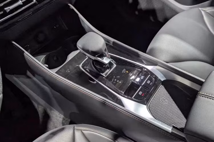 Mẫu xe này được trang bị nội thất 2 hàng ghế với 5 chỗ ngồi như trước và khoang hành lý có thể tích tiêu chuẩn 507 lít. Chưa hết, MG HS 2025 còn được bổ sung 2 màn hình 12,3 inch nối liền với nhau trên mặt táp-lô và cần số mới ở cụm điều khiển trung tâm.