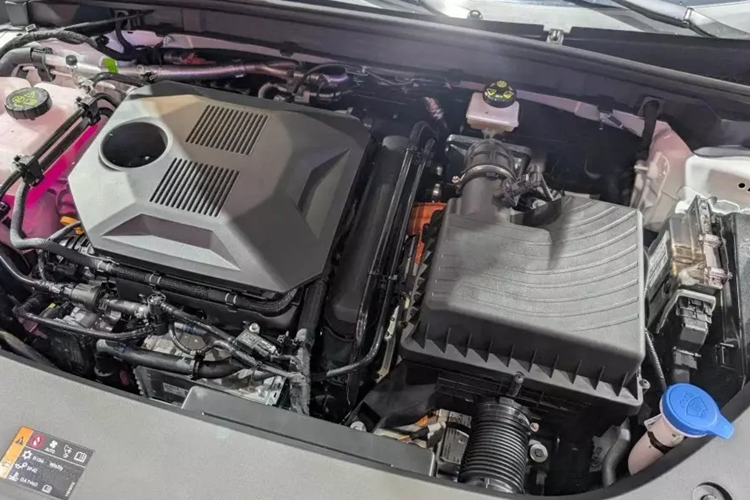 Tùy theo phiên bản, xe sẽ có những trang bị tiêu chuẩn như kết nối Apple CarPlay/Android Auto không dây, sạc điện thoại không dây, hệ thống âm thanh 8 loa, cửa sổ trời toàn cảnh Panorama, cửa cốp chỉnh điện, đèn viền nội thất LED, camera 360 độ và gói công nghệ an toàn chủ động MG Pilot ADAS.