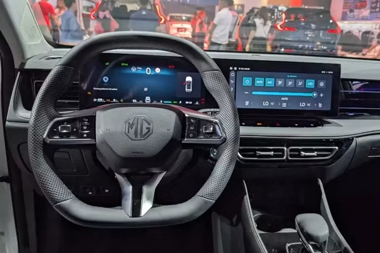 Bên cạnh đó, hãng MG còn bổ sung một số chi tiết thiết kế ngoại thất mới cho HS như lưới tản nhiệt và cản trước với khe gió thể thao hơn. Bên trong MG HS mới là không gian nội thất rộng rãi hơn nhờ chiều dài cơ sở lớn hơn trước.