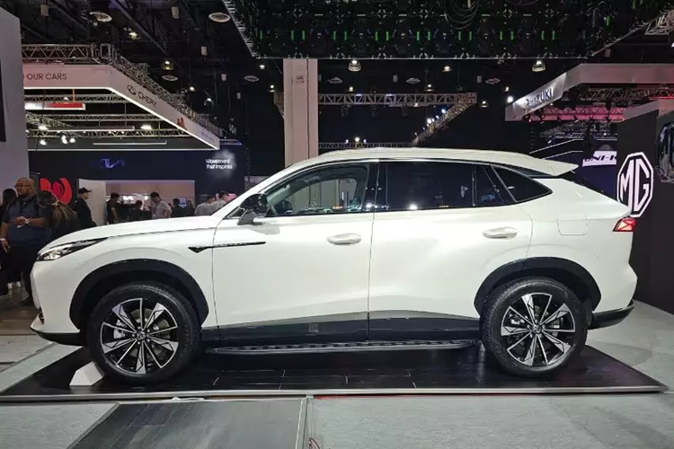 Nhờ đó, mẫu xe SUV MG HS 2025 có thể tăng tốc từ 0-100 km/h trong thời gian 6,8 giây. Ngoài ra, mẫu SUV cỡ C này còn được trang bị pin 24,7 kWh, cho phép xe chạy 121 km mà không tốn 1 giọt xăng.