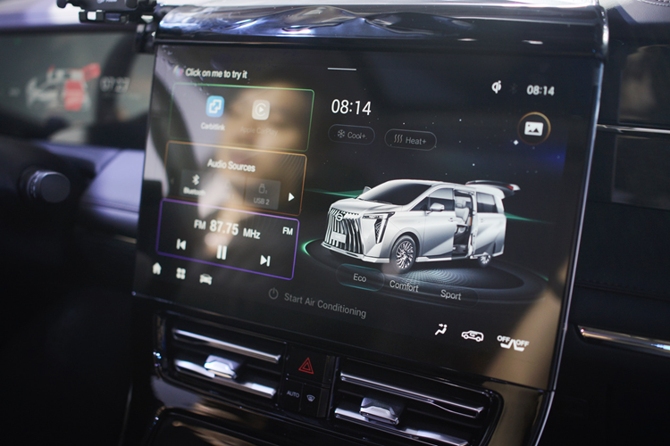 Ngoài ra, GAC M8 còn được trang bị cửa sổ trời toàn cảnh, hệ thống điều hòa tự động 3 vùng cùng với hệ thống khuếch tán mùi hương. Hàng ghế thứ ba có thể trượt lên xuống để tăng không gian chứa đồ trong khoang hành lý.