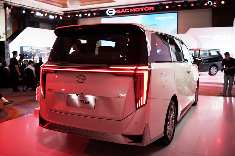 Với giá bán của GAC M8 dao động từ 1,699 - 2,199 tỷ đồng tại Việt Nam, nhiều người tiêu dùng đã có những phản hồi sôi nổi. Phần lớn người dùng đều cho rằng mức giá này cao hơn so với mặt bằng chung và dự đoán sẽ gặp khó khăn khi cạnh tranh với các đối thủ khác cùng phân khúc của các thương hiệu Nhật, Hàn hay Đức...