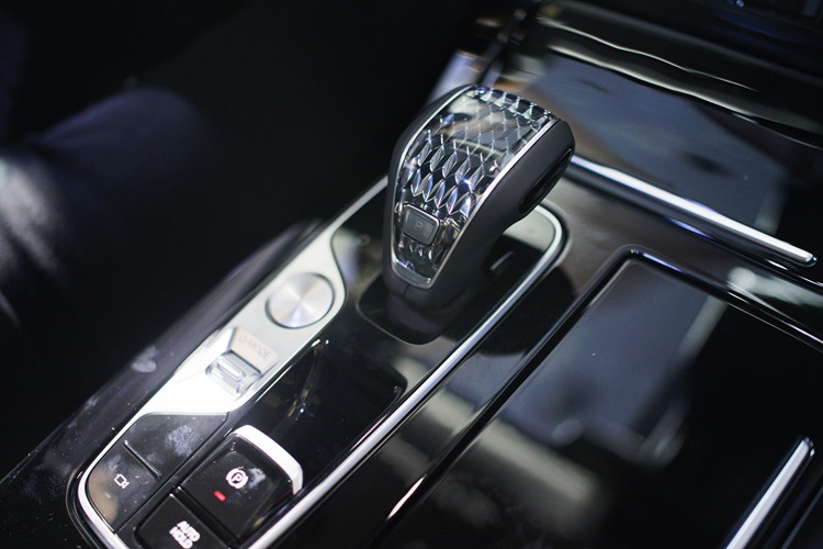 Dưới nắp ca-pô là động cơ xăng tăng áp 2.0T-GDI thế hệ thứ tư của GAC, sản sinh công suất tối đa 248 mã lực và mô-men xoắn cực đại 400 Nm. Kèm theo đó là hộp số tự động 8 cấp của Aisin (Nhật Bản), hệ dẫn động cầu trước trên cả ba phiên bản.