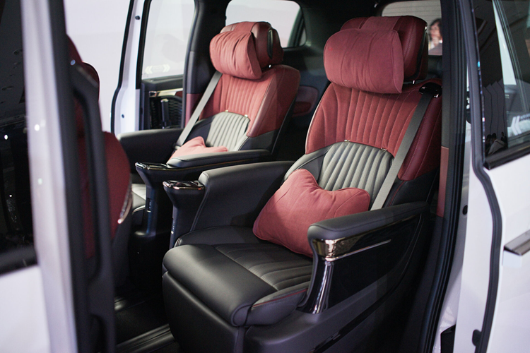 Bên trong nội thất, toàn bộ ghế ngồi của GAC M8 đều được bọc da cao cấp. Ghế lái có thể điều chỉnh 12 hướng, bao gồm 8 hướng chỉnh điện, 4 hướng hỗ trợ tựa lưng và tích hợp chức năng nhớ vị trí. Hàng ghế thứ hai được trang bị như ghế hạng thương gia trên máy bay, với các tính năng làm mát, sưởi ấm và chế độ massage 10 điểm.