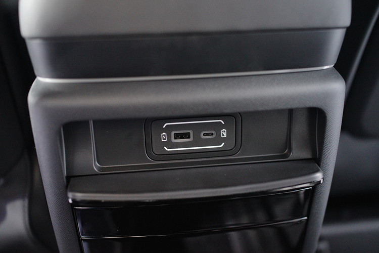 GAC M8 được trang bị gói công nghệ hỗ trợ lái nâng cao với nhiều tính năng. Trong số đó đáng chú ý là hệ thống hỗ trợ đỗ xe tự động, hoạt động qua các cảm biến và hệ thống camera 360 độ. Công nghệ này cho phép xe tự động tìm chỗ đỗ, lập kế hoạch, tính toán quỹ đạo đỗ xe, cũng như điều khiển vô lăng và tốc độ xe. 