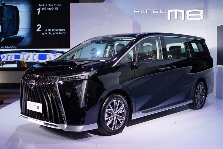 Trong đó, mẫu xe M8 thuộc phân khúc minivan (hay còn gọi là MPV cỡ lớn), được công bố với 3 phiên bản: GL Master, GT Master và GX Master, có giá bán lần lượt là 1,699 tỷ, 1,799 tỷ và 2,199 tỷ đồng. Xét theo kiểu dáng, công năng và mức giá, có thể thấy GAC M8 được định vị cạnh tranh trực tiếp với Toyota Alphard, Volkswagen Viloran và Kia Carnival.