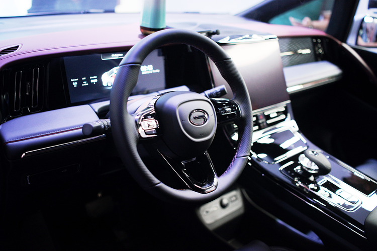 Khu vực táp-lô của GAC M8 được trang bị màn hình giải trí đa chức năng 14,6 inch, hỗ trợ kết nối Apple CarPlay và Android Auto, cùng với màn hình hiển thị đa thông tin kích thước 12,3 inch. GAC M8 được xây dựng trên nền tảng mô-đun toàn cầu GPMA.