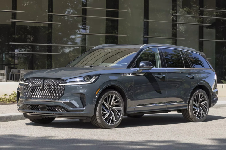 Dòng SUV 3 hàng ghế cao cấp từ Lincoln đã có kết quả kinh doanh khá bết bát trong năm 2023. Trước tình cảnh đó, hãng xe Mỹ đã quyết tâm nâng cấp Lincoln Aviator phiên bản 2025 với diện mạo sắc nét và lôi cuốn hơn. 