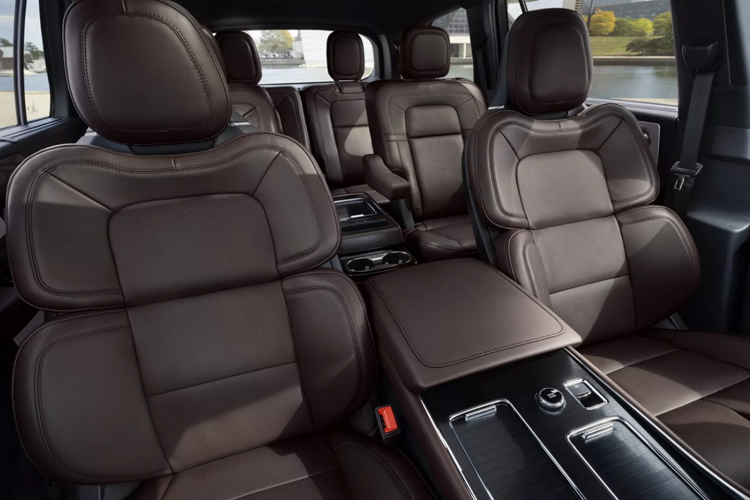 Các phiên bản Premiere cũng được nâng cấp la-zăng hợp kim 21 inch, trong khi các bản Black Label đi kèm với la-zăng lên đến 22 inch. Tương tự dòng xe anh em Ford Explorer, Lincoln Aviator 2025 được nâng cấp khá nhiều công nghệ hiện đại. Đầu tiên là hệ thống thông tin giải trí Lincoln Digital Experience mới, cho phép hành khách xem video Youtube hoặc Amazone Prime khi dừng xe, thậm chí có thể chơi game thông qua tay cầm điều khiển kết nối Bluetooth.