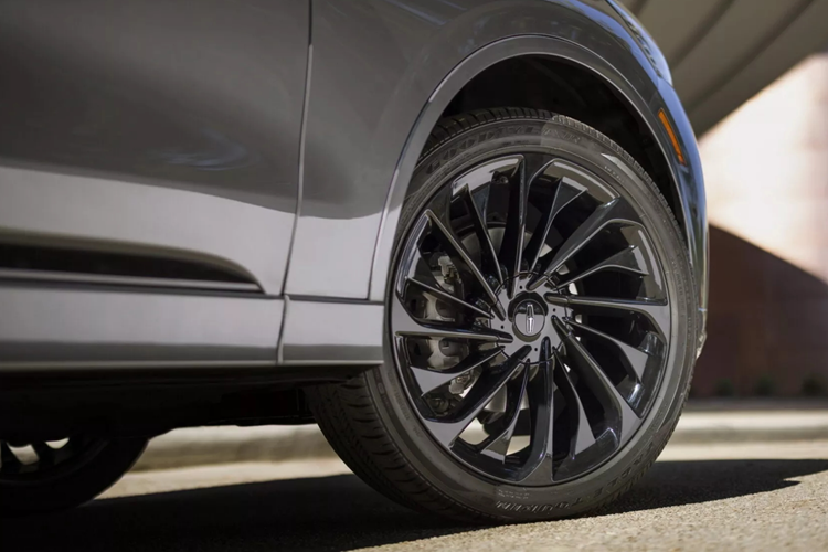 Hệ thống này cũng cho phép người dùng tải và cài đặt ứng dụng từ bên thứ ba thông qua cửa hàng Google Play như Spotify hay Waze. Ngoài ra, hệ thống giải trí Lincoln Aviator 2025 cũng nâng cấp màn hình cảm ứng 13,2 inch lớn hơn, trong khi màn hình lái kỹ thuật số 12,4 inch được nâng cấp giao diện mới.