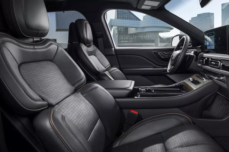 Những cải tiến nội thất còn bao gồm đế sạc không dây mới trên bảng táp lô và các lựa chọn phối màu nội thất mới. Cụ thể phiên bản Reserve sẽ có 4 màu mới: Onyx, Xám Light Space, Đồng Harvest với điểm nhấn Onyx và Nâu Chocolate với điểm nhấn Onyx. Ngoài ra, các phiên bản Black Label có nội thất kiểu Invitation với bọc da màu đen kết hợp đường thêu chỉ nối màu rượu cùng các chi tiết ốp gỗ đặc biệt.