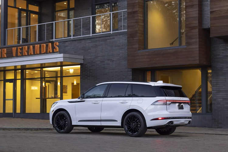 Lincoln Aviator 2025 Tất cả phiên bản sẽ trang bị hệ dẫn động cầu sau tiêu chuẩn, trong khi hệ dẫn động bốn bánh AWD cung cấp dưới tùy chọn. Tất cả phiên bản Lincoln Aviator 2025 tiếp tục sử dụng động cơ 3.0L V6 tăng áp kép cho công suất tối đa 400 mã lực và mô-men xoắn cực đại 562,6 Nm. Đi kèm với hộp số tự động 10 cấp. Đặc biệt, cả Lincoln Aviator và Ford Explorer đã bỏ tùy chọn động cơ Hybrid ngay từ khi ra mắt thế hệ hiện tại.