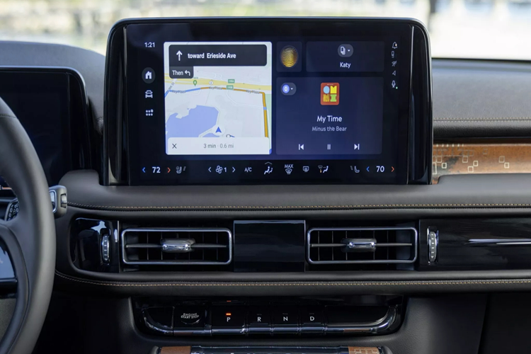 Ngoài thay đổi ở đầu xe, Lincoln Aviator 2025 còn có 2 màu sơn ngoại thất mới là Xanh lá Cenote và Xanh dương ánh kim Wishper, dành riêng cho các phiên bản cao cấp Black Label. Khách hàng cũng sẽ nhận được gói nâng cấp Jet Package trên tất cả phiên bản. Theo đó, ngoại thất sẽ có thêm những điểm nhấn màu đen bao gồm mặt lót lưới tản nhiệt, các huy hiệu và viền cửa sổ.