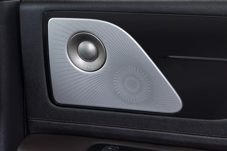 Đặc biệt, Lincoln Aviator 2025 lần đầu tiên được trang bị tính năng hỗ trợ người lái rảnh tay BlueCruise (hỗ trợ lái xe bán tự động) tiêu chuẩn trên tất cả phiên bản. Chủ nhân sẽ nhận được gói dịch vụ 4 năm miễn phí khi mua xe. Đáng tiếc, xe không nâng cấp bất cứ chi tiết nào về vận hành. Mẫu SUV 3 hàng ghế của Lincoln tiếp tục sử dụng nền tảng CD6 Platform tương tự Ford Explorer.