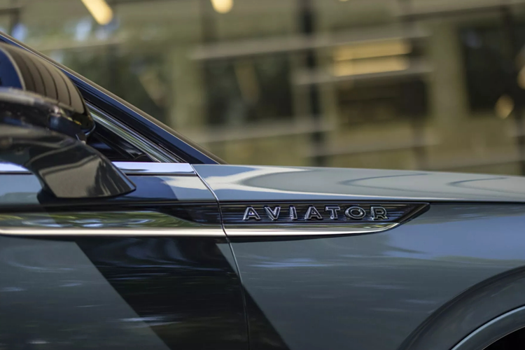 Ngoài ra, Lincoln Aviator 2025 cũng nâng cấp nhiều trang bị tiêu chuẩn hơn như tính năng làm sạch không khí tự động, cửa sổ trời toàn cảnh, sưởi vô lăng, hàng ghế đầu tích hợp sưởi và thông gió, sạc không dây, hệ thống treo thích ứng và khả năng kéo rơ-moóc Class II cho phép tải trọng lên đến 5.000 pounds (2,26 tấn). 