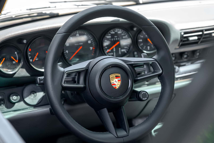 Khi tăng sức mạnh, xe sẽ cần tới bộ ly hợp mạnh hơn và KC đã từng có nhiều kinh nghiệm trong việc chuyển đổi hộp số tự động tám cấp ZF sang những chiếc xe cũ hơn, vì vậy ý tưởng kết hợp hộp số ly hợp kép hiện đại của Porsche với chiếc 911 làm mát bằng không khí đã được anh thực hiện.