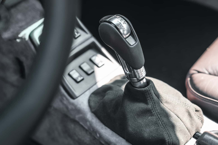 KC Performance còn trang bị bánh đà mới tích hợp cảm biến vị trí trục khuỷu và bộ van tiết lưu điều khiển điện tử. Van tiết lưu của xe vẫn của Porsche nhưng phần bàn đạp lại được lấy từ BMW 3 Series thế hệ E90.