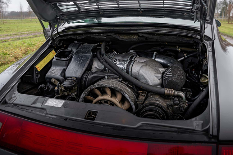 Người dùng cũng có thể sang số thủ công bằng cần gạt Tiptronic trên vô lăng. Tất cả phần cứng bổ sung được thêm vào động cơ cho phép sử dụng hệ thống kiểm soát lực kéo hiện đại và tỷ số ngắn hơn của hộp số bảy cấp có thể ảnh hưởng đến việc điều chỉnh động cơ.