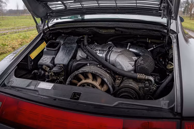 Người dùng cũng có thể sang số thủ công bằng cần gạt Tiptronic trên vô lăng. Tất cả phần cứng bổ sung được thêm vào động cơ cho phép sử dụng hệ thống kiểm soát lực kéo hiện đại và tỷ số ngắn hơn của hộp số bảy cấp có thể ảnh hưởng đến việc điều chỉnh động cơ.