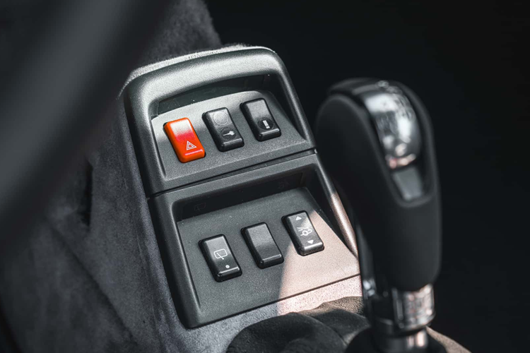 KC Performance thiết kế và chế tạo tấm tiếp hợp riêng để kết hợp với động cơ và hộp số. Von Hooijdonk cho biết, việc thiết kế phụ tùng này bằng SolidWorks không khó, bù lại thì không nhiều người có thể thực hiện công việc CNC đủ chính xác để thực sự tạo ra bộ phận nhôm.