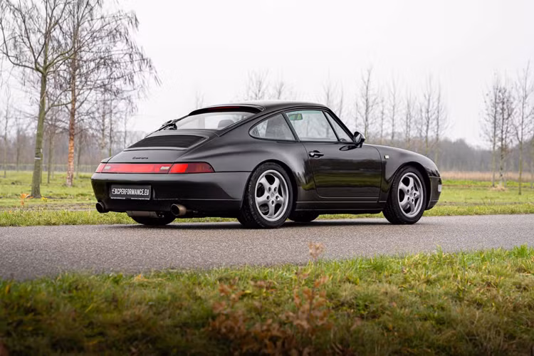 Chiếc Porsche 911 993 cổ hàng hiếm của họ vẫn giữ nguyên động cơ Flat-six làm mát bằng không khí và những chi tiết này đã được tinh chỉnh để có thể hoạt động trơn tru với hộp số mới.