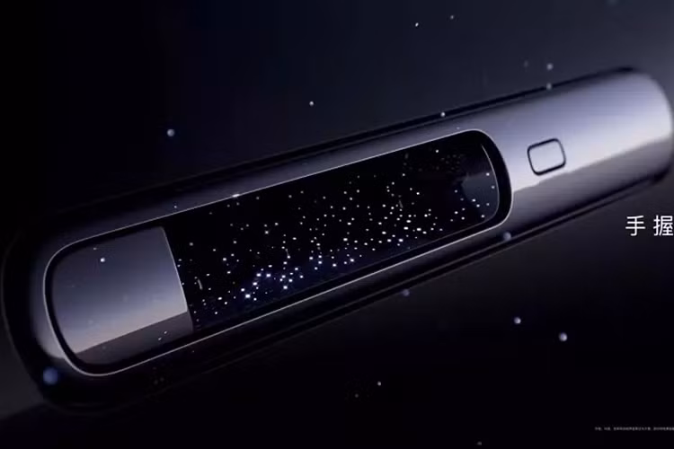 Phía trên nóc xe được trang bị cảm biến LiDAR để phục vụ các tính năng lái bán tự động. Hiện hãng xe Trung Quốc vẫn chưa hé lộ hình ảnh nội thất của Maextro S800. Tuy nhiên, qua một số hình ảnh rò rỉ có thể thấy xe sẽ được trang bị 2 ghế thương gia sang trọng cùng bầu trời sao trên trần xe.