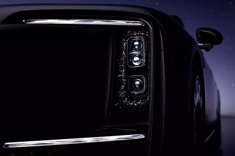 Trong khi đó phía đuôi xe lại gợi liên tưởng đến Porsche Panamera. Ngoài một số chi tiết quen thuộc, được “vay mượn” từ các hãng xe nổi tiếng thì Maextro S800 cũng có điểm nhấn riêng biệt như họa tiết bầu trời sao bao quanh đèn pha và trên tay nắm cửa.