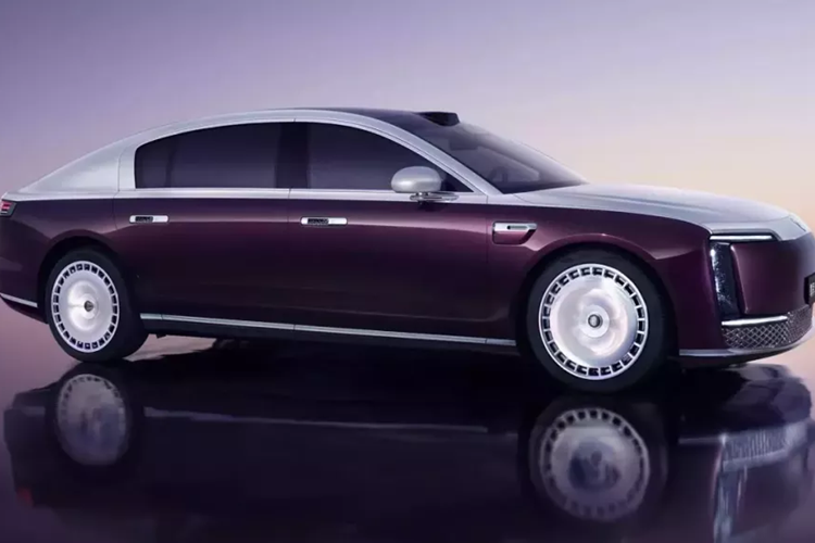 Mẫu xe sedan hạng sang nhà Huawei có ngoại thất được phối 2 màu giống phong cách xe Maybach. Mâm xe của Maextro S800 cũng là kiểu mâm kín “học hỏi” từ Rolls-Royce Phantom.
