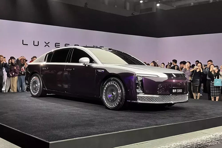 Maextro S800 2025 mới sở hữu kích thước dài x rộng x cao lần lượt 5.480 x 2.000 x 1.536 mm và chiều dài cơ sở 3.370 mm. Kích thước này có phần ngang ngửa Mercedes-Maybach S-Class.