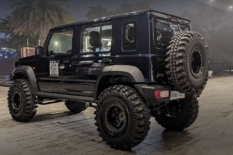 Chiếc Suzuki Jimny 5 cửa độ off-road này cũng được trang bị ốp vòm bánh xe vuông vức hơn, làm nổi bật lên tính thể thao của chiếc SUV. Ngoài ra, chiếc SUV mang thương hiệu Suzuki cũng được trang bị ống thở để nâng cao khả năng lội nước.