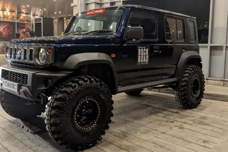 Suzuki Jimny tiêu chuẩn được trang bị động cơ xăng K15B hút khí tự nhiên, dung tích 1.5 lít, sản sinh công suất 103 mã lực, mô-men xoắn cực đại 134 Nm. Động cơ này kết hợp với hộp số sàn 5 cấp hoặc hộp số tự động 4 cấp.