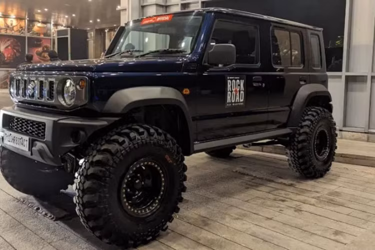 Suzuki Jimny tiêu chuẩn được trang bị động cơ xăng K15B hút khí tự nhiên, dung tích 1.5 lít, sản sinh công suất 103 mã lực, mô-men xoắn cực đại 134 Nm. Động cơ này kết hợp với hộp số sàn 5 cấp hoặc hộp số tự động 4 cấp.