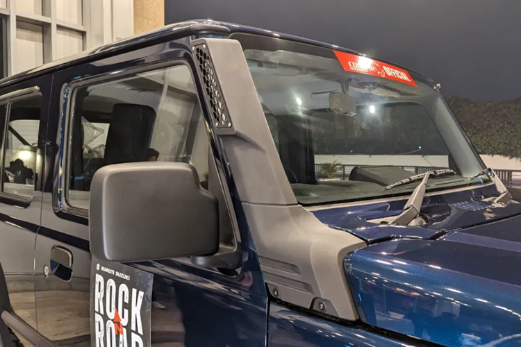 Với khoảng sáng gầm xe tăng lên mức 30 cm, chiếc SUV gây ấn tượng với các góc tiếp cận, vượt và thoát lần lượt là 36°, 24° và 50°.