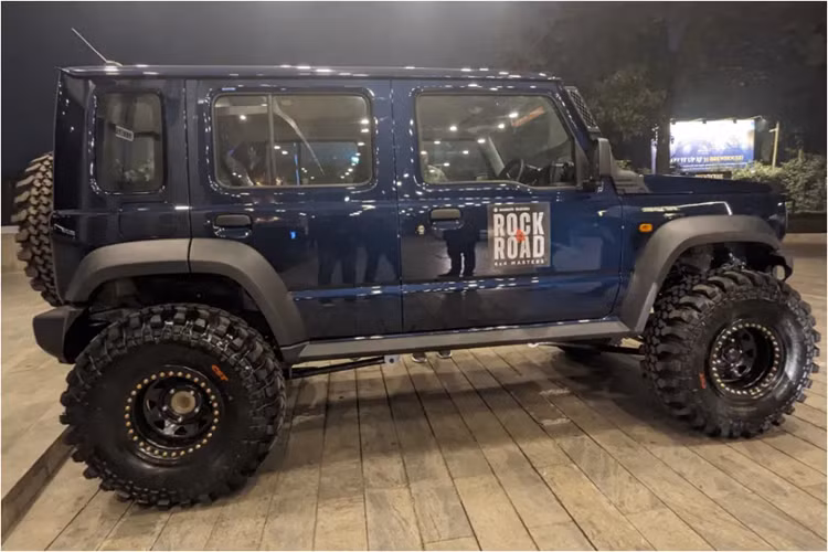 Mức giá xe Suzuki Jimny 5 cửa tại Ấn Độ khá phải chăng, dao động từ 1,274 - 1,505 triệu Rupee, tương đương khoảng 362 - 427 triệu đồng. Hiện chưa rõ mức giá của bản độ này, tuy nhiên con số được dự đoán là không hề rẻ vì được nâng cấp cả về sức mạnh động cơ.