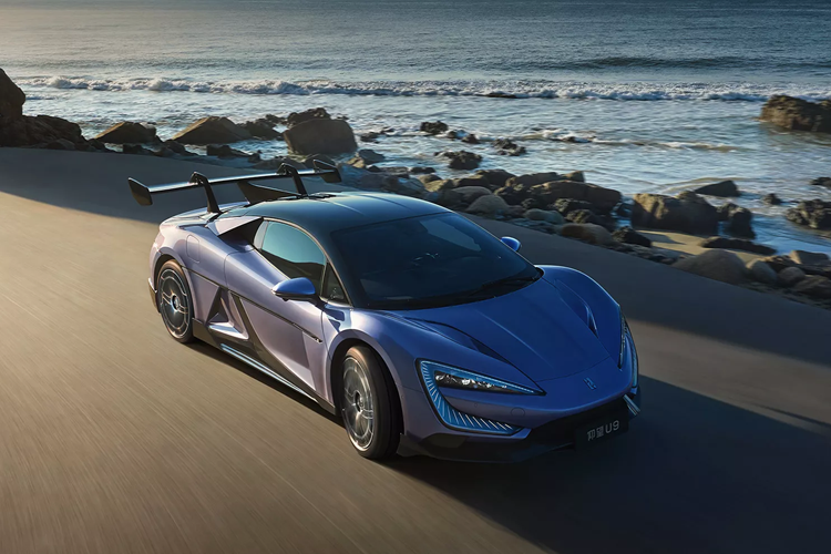 Bên cạnh đó là khả năng chạy chỉ bằng 3 bánh nhờ hệ thống treo nâng góc không có bánh lên để tránh cạ rô-to phanh xuống mặt đường.