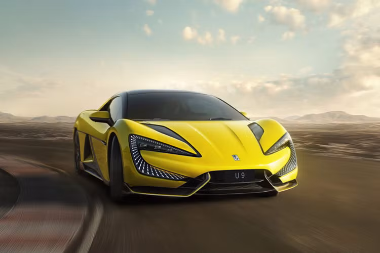 Bên cạnh hệ thống treo kể trên, YangWang U9 còn có những trang bị ấn tượng khác như cụm đèn LED hình chữ "C" cỡ lớn, ôm lấy mũi xe theo phong cách xe đua Công thức 1, đèn hậu vắt ngang đuôi xe, cửa cánh bướm bên sườn, hốc hút gió hình tam giác nằm phía trước chắn bùn sau và khoang động cơ giả theo phong cách siêu xe Lamborghini.