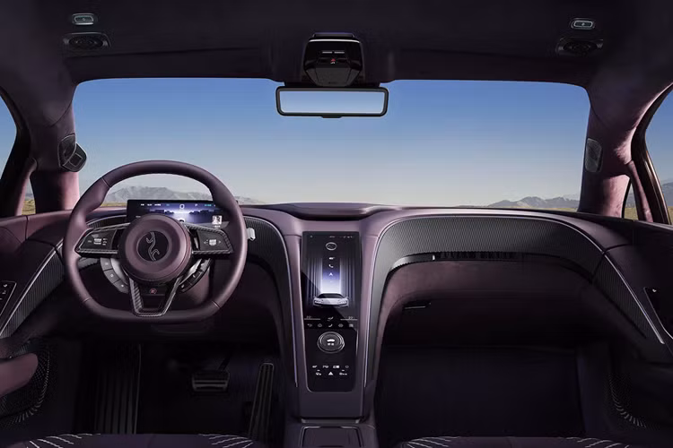 Với cụm pin LFP có dung lượng 80 kWh, siêu xe nặng gần 2,5 tấn của thương hiệu YangWang có thể chạy 465 km sau một lần sạc đầy pin theo chu trình thử nghiệm CLTC tại Trung Quốc. Với sạc nhanh 500 kW, thời gian nạp pin từ 30-80% chỉ rơi vào khoảng 10 phút.