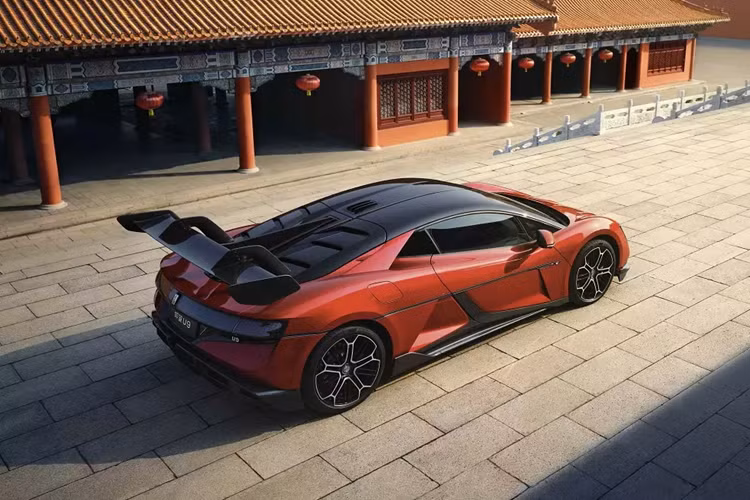 Trong khi đó, màn hình giải trí dành cho hành khách phía trước thông như phụ kiện mua ngoài. Tuy nhiên, là sản phẩm của BYD - hãng xe điện lớn thứ 2 thế giới hiện nay - nên YangWang U9 dự kiến sẽ được người tiêu dùng Trung Quốc đón nhận nhiệt tình.