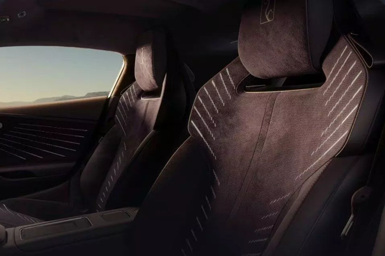 Ngoài ra, Yangwang U9 còn có một đối thủ trực tiếp hơn là đồng hương GAC Aion Hyper SSR. Siêu xe của thương hiệu Aion có công suất tối đa 1.224 mã lực và giá bán chỉ khoảng 179.000 USD, rẻ hơn U9.