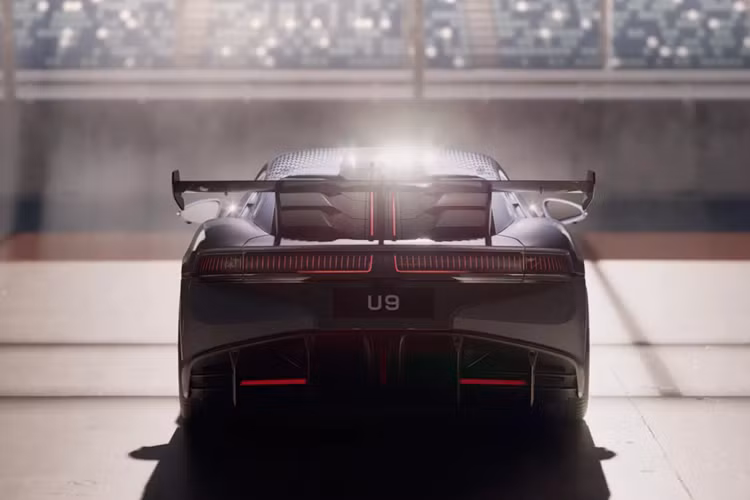 Được phát triển dựa trên cơ sở gầm bệ e4 của BYD, Yangwang U9 không chỉ sở hữu sức mạnh lớn mà còn có nhiều công nghệ ấn tượng. Trong đó, đáng chú ý nhất là hệ thống treo Disus-X, bao gồm hệ thống kiểm soát giảm xóc thông minh (Disus-C), hệ thống kiểm soát thân xe thủy lực thông minh (Disus-P) và hệ thống kiểm soát thân xe khí nén thông minh (Disus-A).